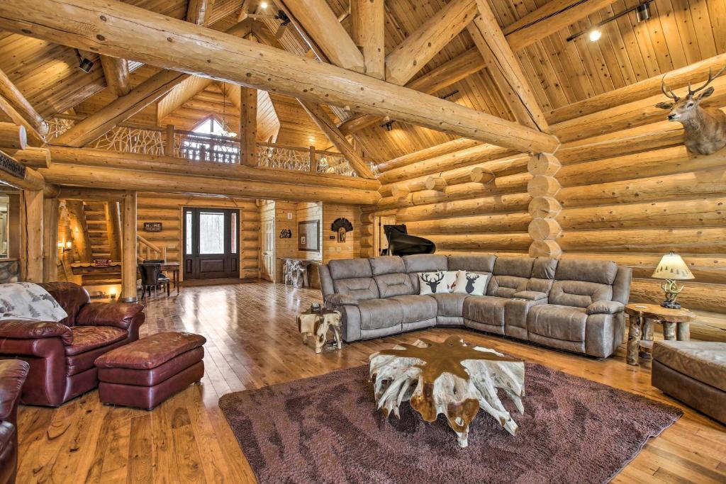 佩托斯基Secluded, Luxury Lodge Less Than 15 Mi to Boyne Mountain!的客厅配有沙发和桌子