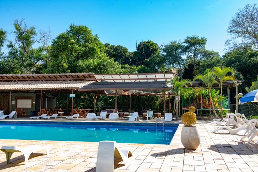 林多亚圣地亚哥酒店的一个带躺椅和遮阳伞的游泳池