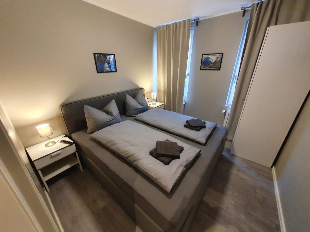 索林根Stadt Apartments Solingen的一间小卧室,卧室内配有一张床铺