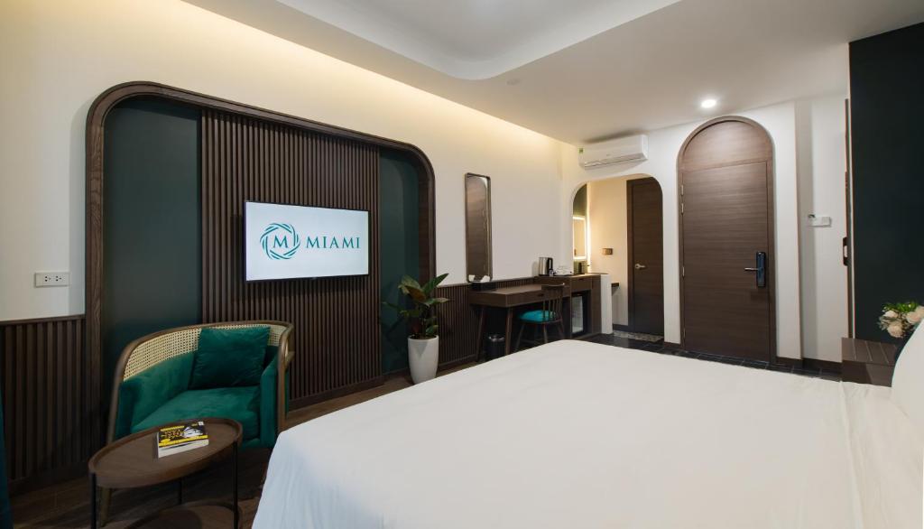 莲三Khách sạn gần biển Miami Tuy Hoà Phú Yên的配有一张床和一张书桌的酒店客房