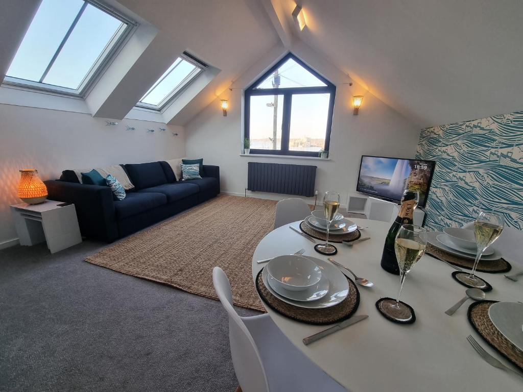 The Bunker-Luxe Central Falmouth Getaway with Stunning Sea Views的休息区