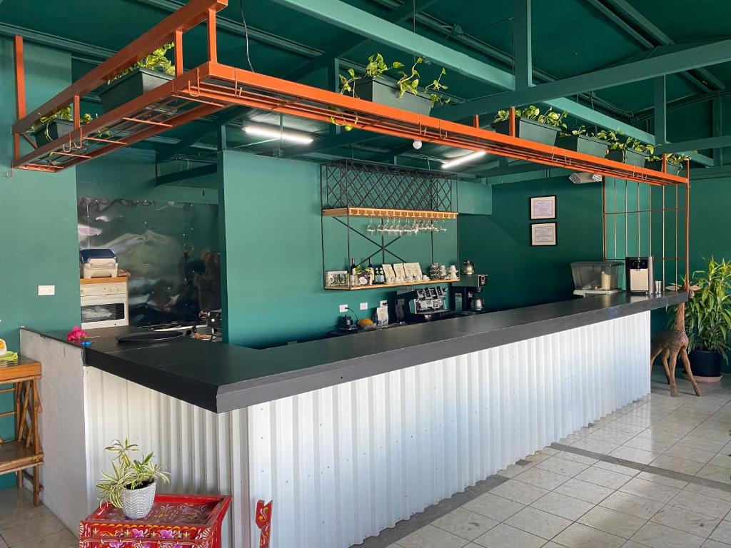 雅科La Hacienda Rooms & Food的餐厅的酒吧,有绿色的墙壁