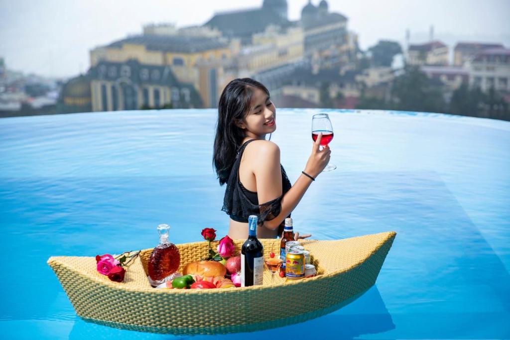 萨帕图博特尔沙巴旅馆的船上的女孩喝一杯酒