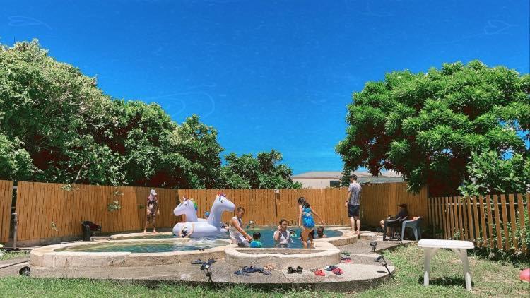 绿岛綠島Gt大叔民宿的一群孩子在院子里的喷泉里玩耍