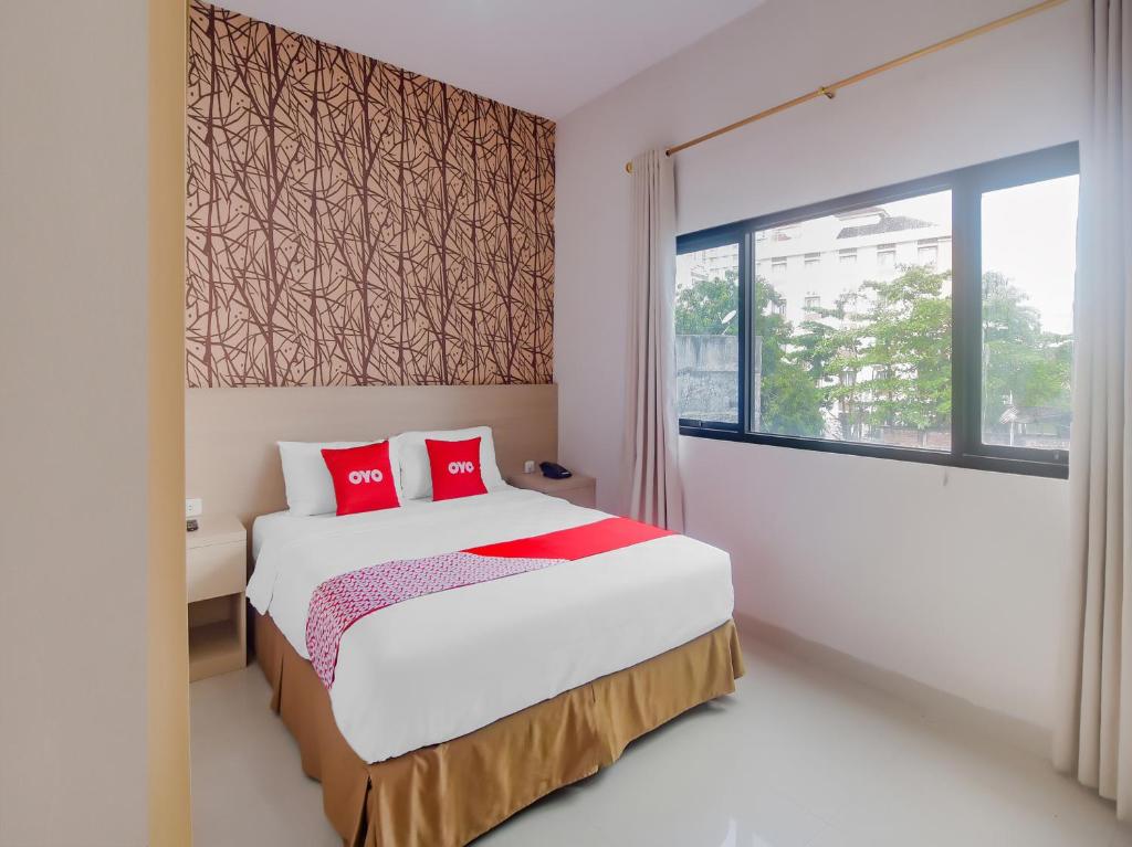 OYO 90312 Bahu Bay Hotel客房内的一张或多张床位