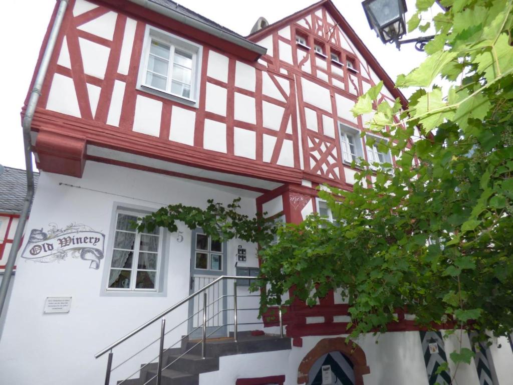 布里德尔Ferienhaus Old Winery的一座红色和白色的建筑