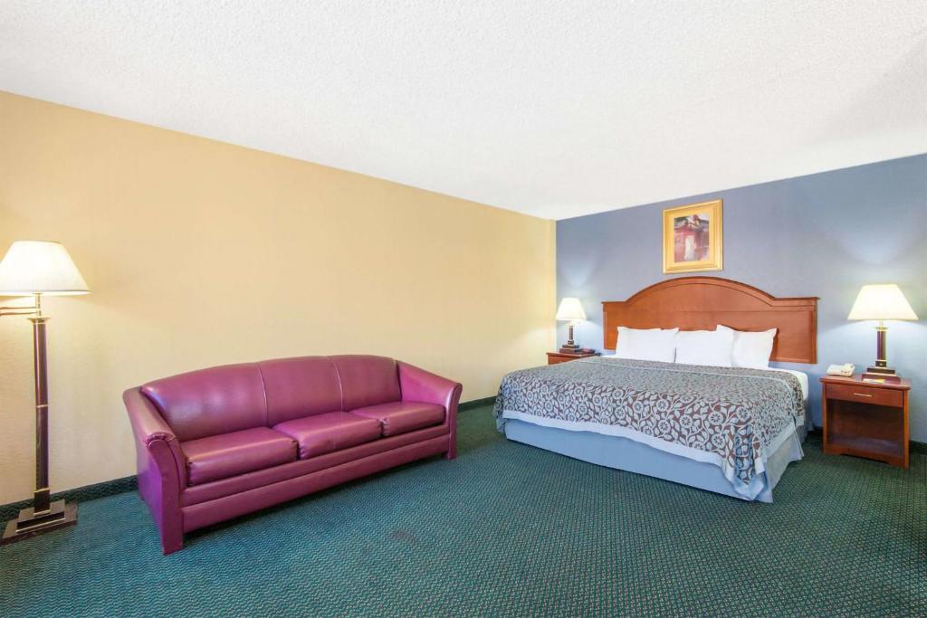 威奇托Blue Way Inn & Suites Wichita East的酒店客房,配有床和沙发