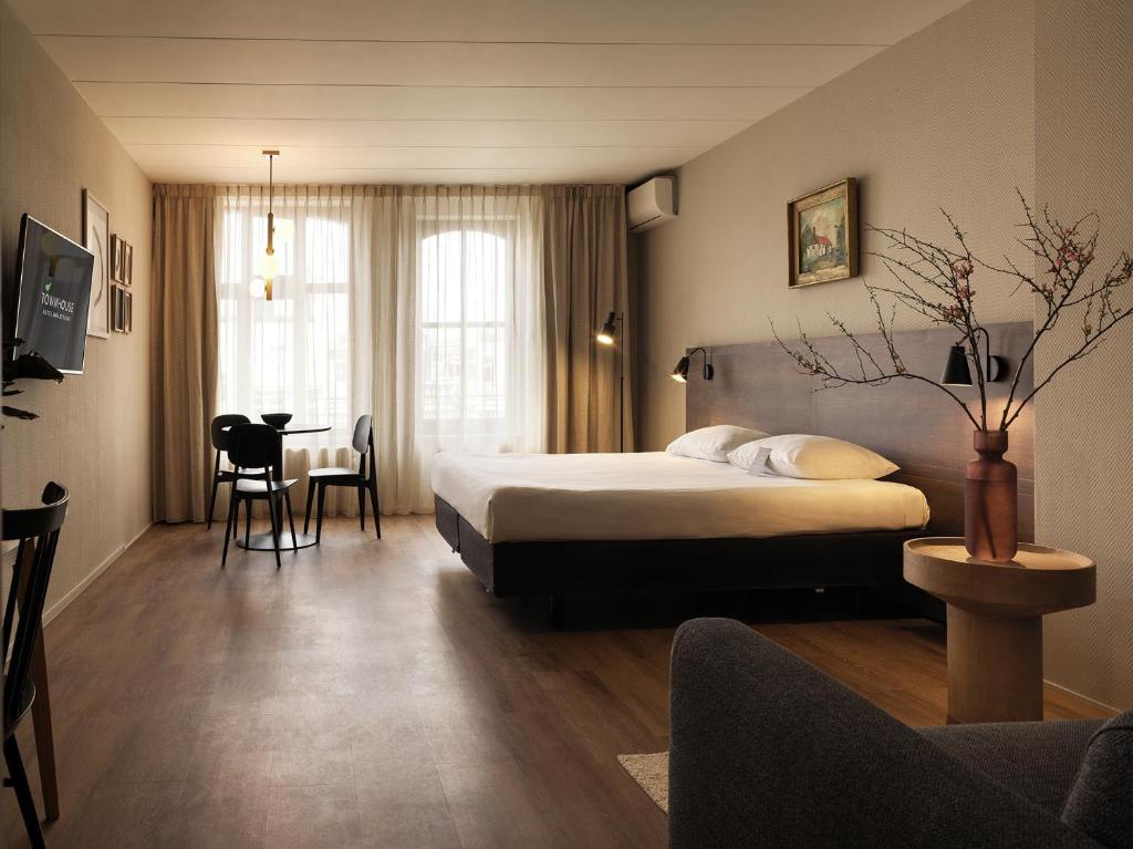 马斯特里赫特Townhouse Apartments Maastricht的酒店客房配有一张床铺和一张桌子。