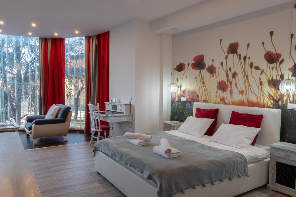 松博尔Green Town Apartments的一间卧室配有一张红色色调的大床