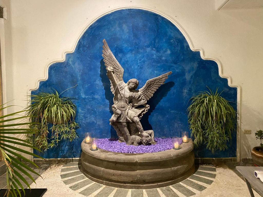圣米格尔-德阿连德Casa Árbol Hotel的喷泉中天使的雕像