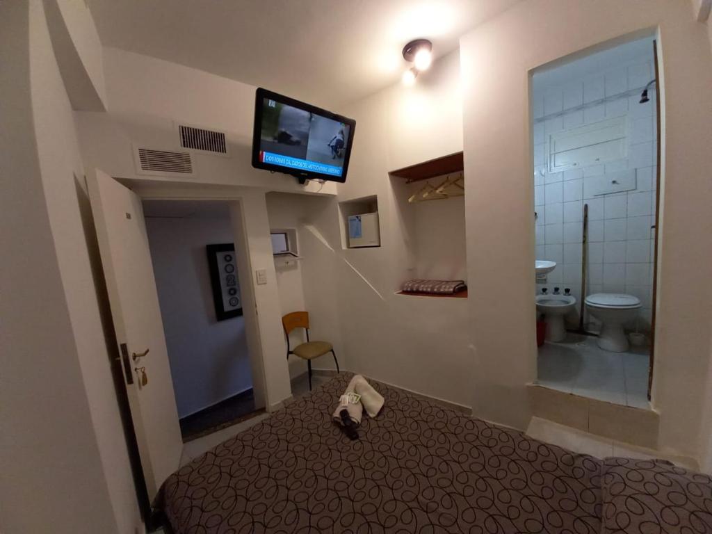 布宜诺斯艾利斯圣卡洛斯酒店的配有一张床和一台平面电视的酒店客房