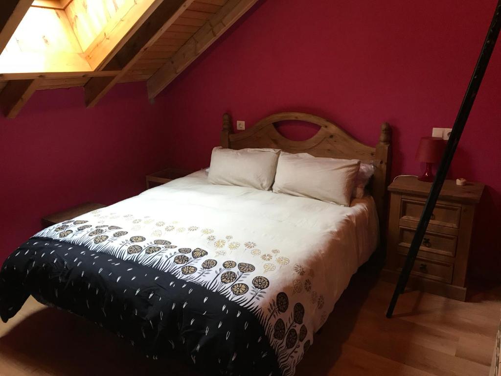 BesandeAlojamientos Casa San Habitaciónes的一间卧室配有一张大床和木制床头板