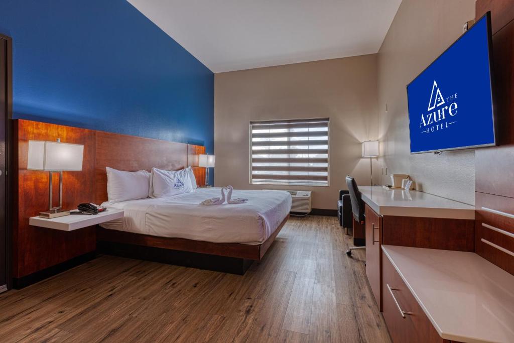 梅萨The Azure Hotel的酒店客房,设有床铺和蓝色的墙壁