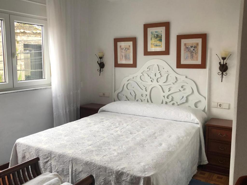 塞埃Casa Divina Elías Sixto Pampín的卧室配有白色的床和窗户。