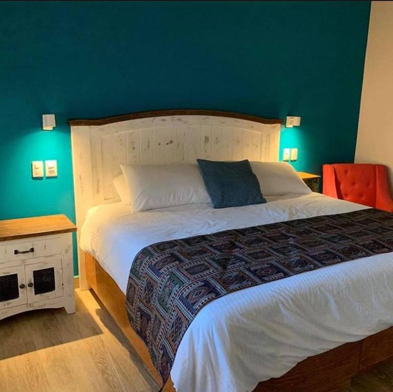 Magdalena de KinoHotel Andares de Kino by Rotamundos的一间卧室设有一张蓝色墙壁的大床