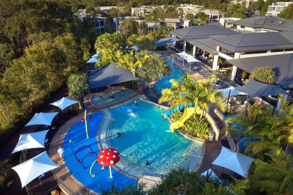 努萨角RACV努萨度假酒店的享有度假村游泳池的顶部景致