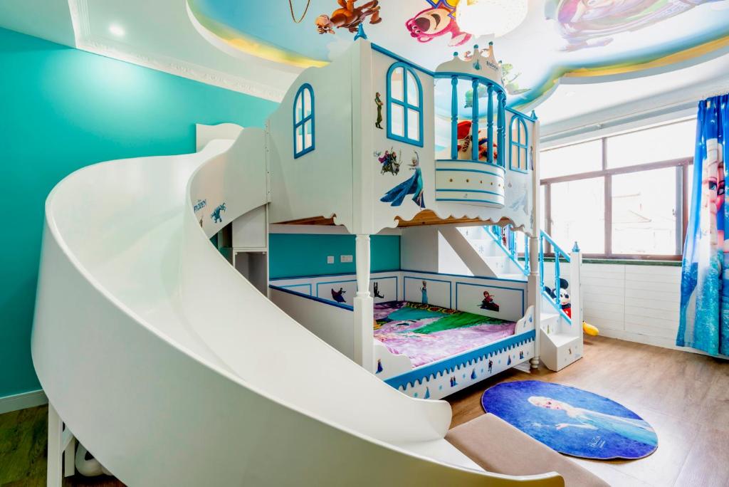 上海星辰亲子民宿的儿童游戏室,带室内滑梯