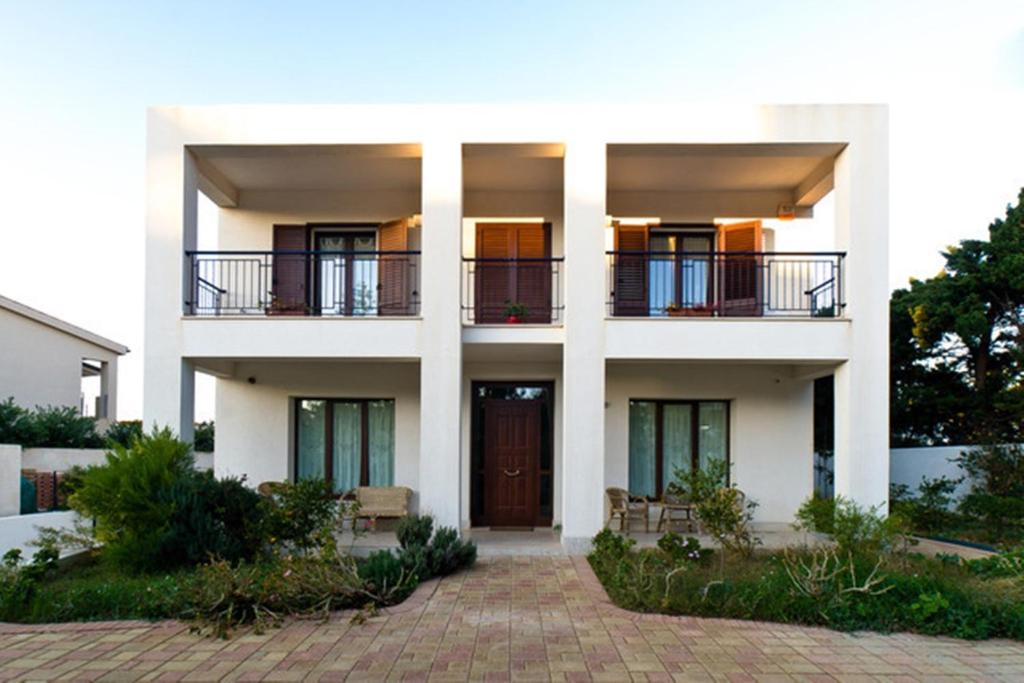 埃里切圣库苏马诺开放式空间公寓的带阳台和门的白色建筑