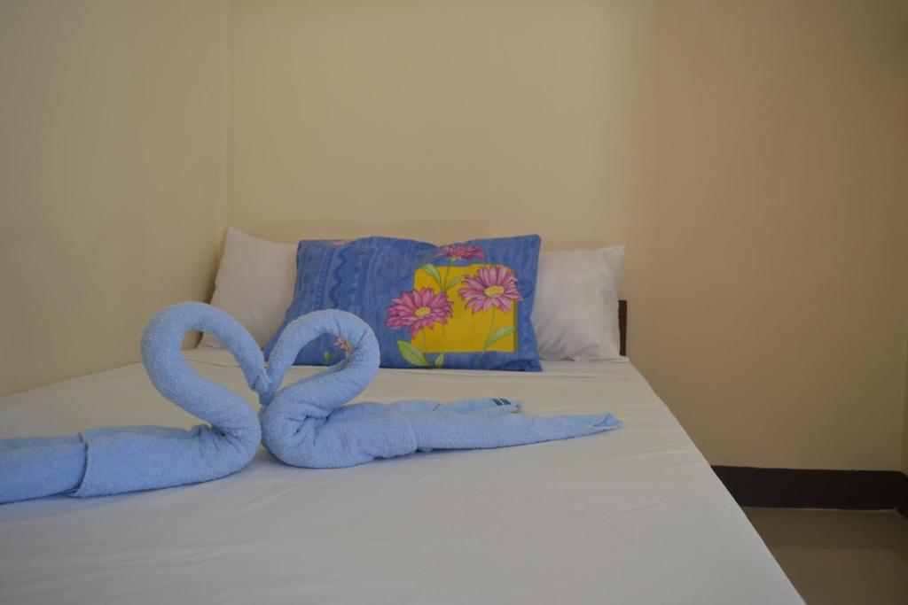 奥斯洛布Amor En Beach House的床上的两条毛巾天鹅