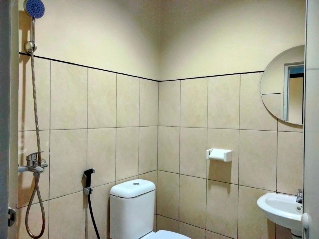 雅加达Pondok Indah24 Hotel的一间带卫生间和水槽的浴室