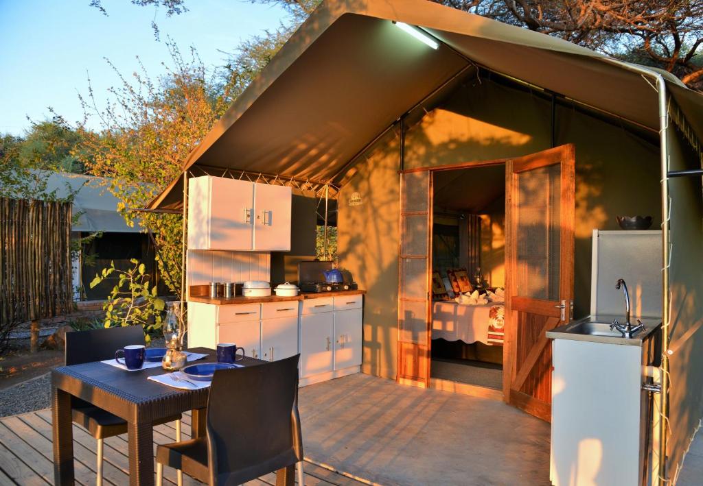 ChobeMuchenje self-catering Tents的帐篷内的厨房,配有桌椅