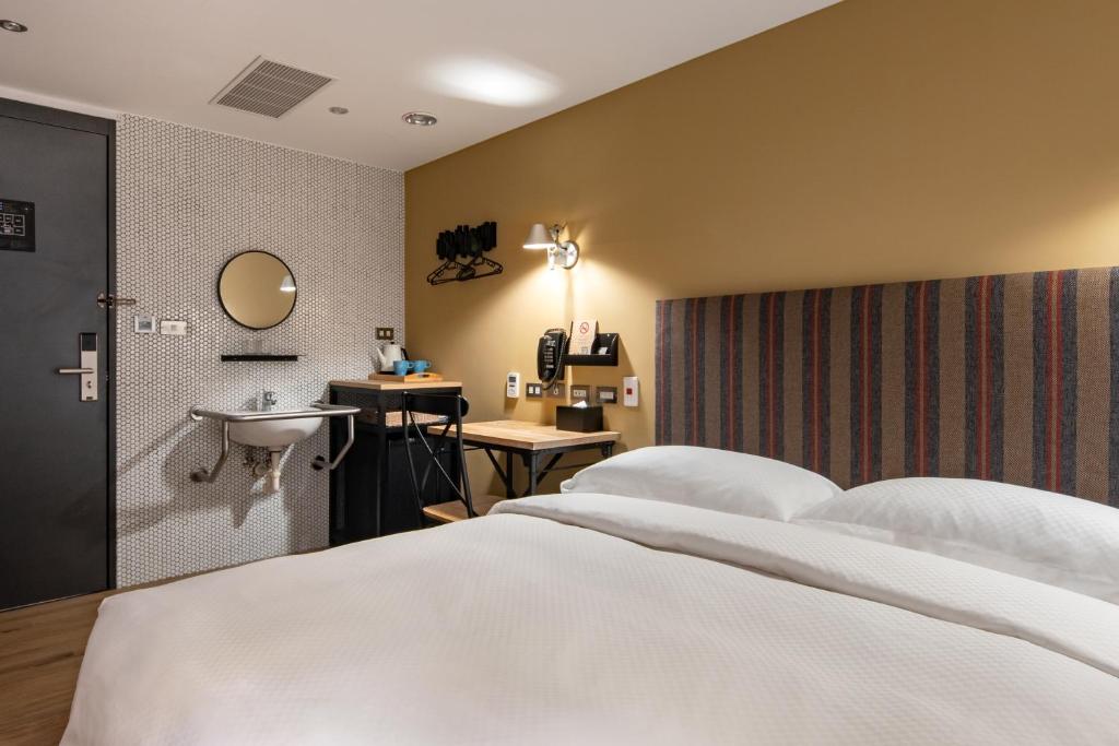 高雄河堤漫旅站前馆 的酒店客房设有床和水槽