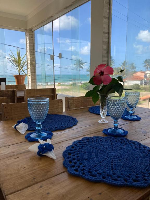 卡博迪圣阿戈斯蒂尼奥Pousada A Casa Portuguesa的一张桌子,上面有蓝眼镜和花瓶