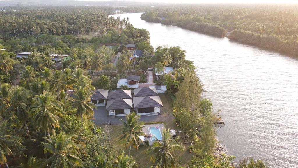素叻Suan Son Villa Koh Sa Nher สวนสนธิ์วิลล่า เกาะเสนอ SHA的河岸房屋的空中景观