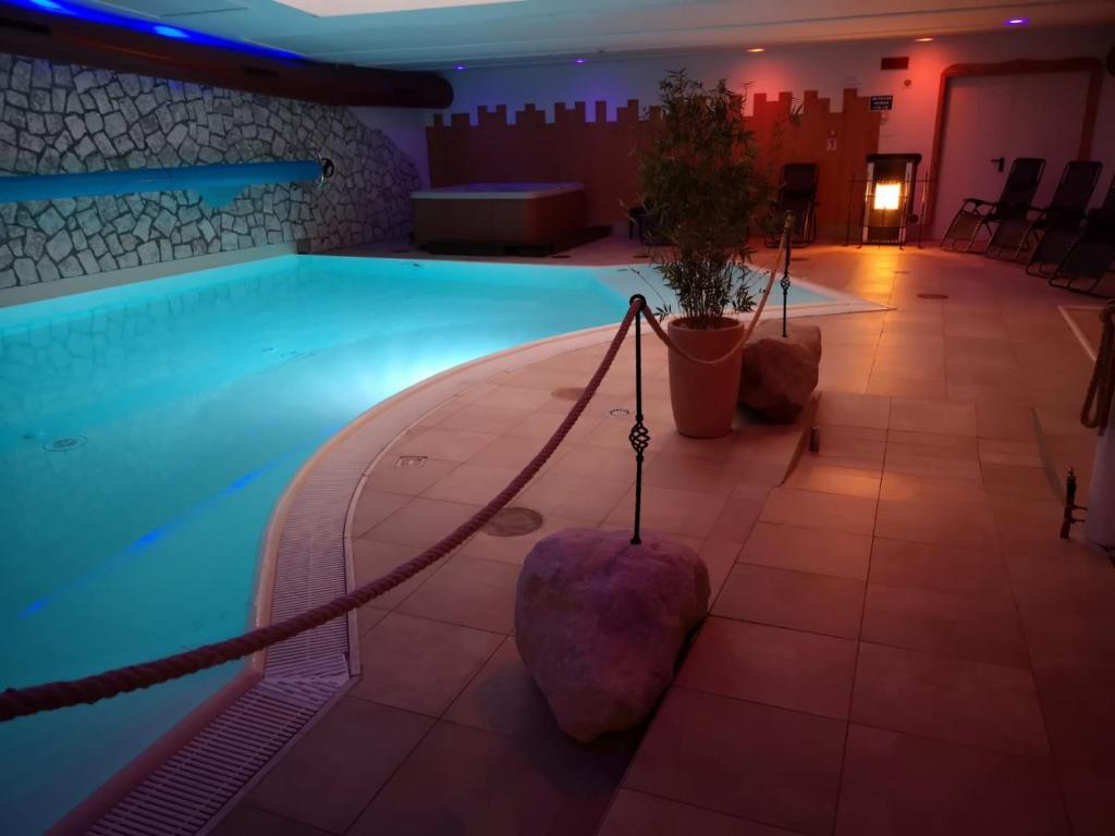 福尔加里亚福尔加里亚波斯特酒店的游泳池周围设有绳索