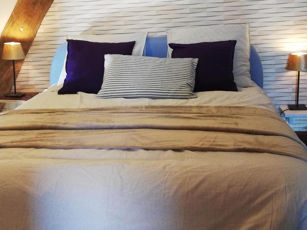 TardesLe Monticule的一张大床,上面有两个枕头