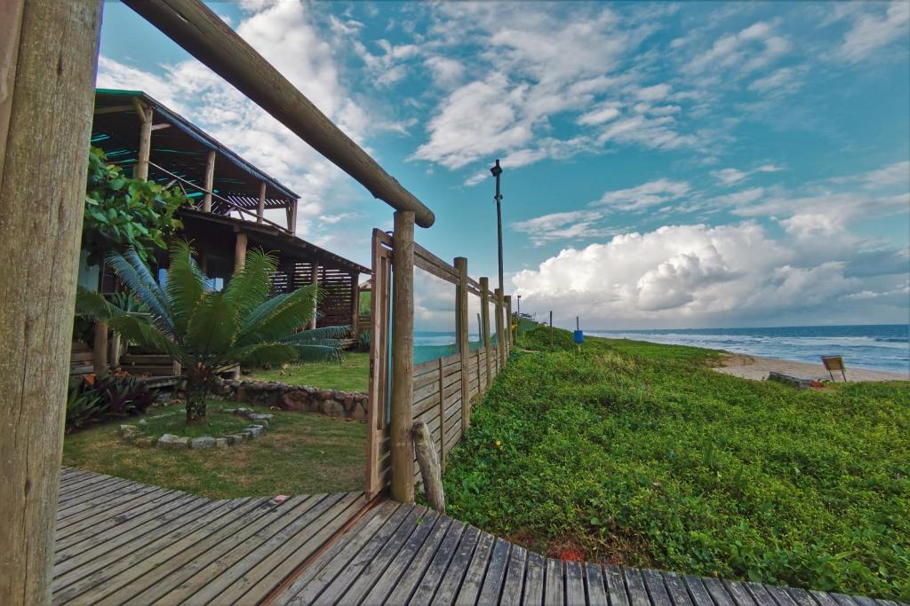 巴拉韦利亚Pousada La Luna - Frente Mar的通往海滩上房屋的木制走道