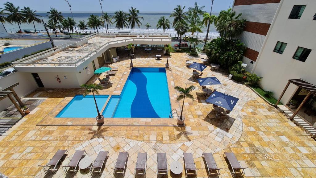 圣路易斯圣路易斯布里撒马尔酒店及SPA的享有带游泳池的度假村的空中景致