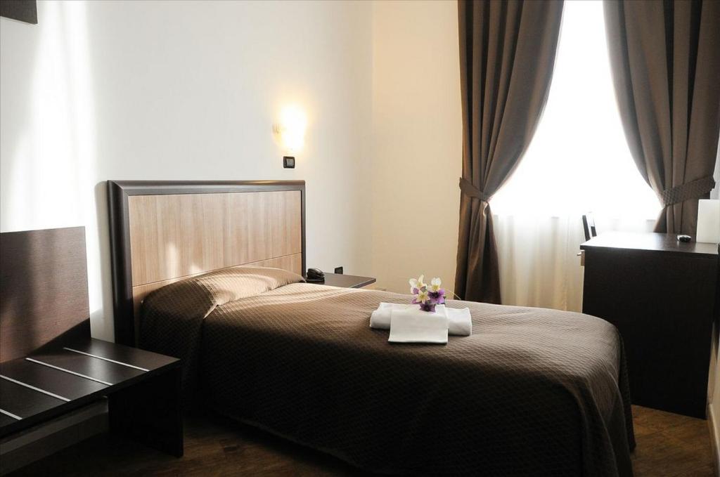 热那亚肖邦酒店的酒店客房设有两张床和窗户。
