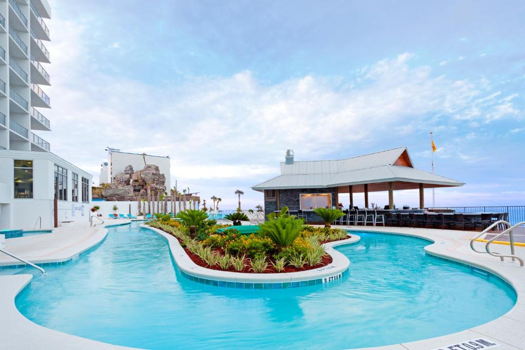 Holiday Inn Express & Suites Panama City Beach Beachfront, an IHG Hotel内部或周边的泳池