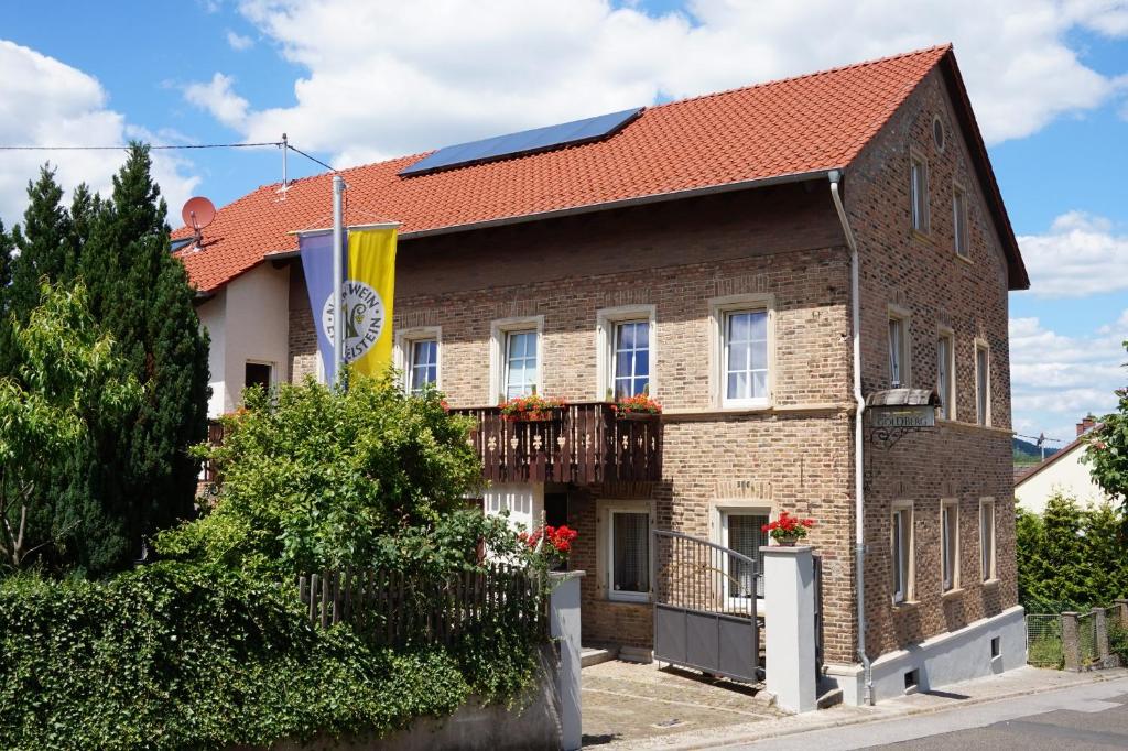 DorsheimGästehaus zum Goldberg的红屋顶砖屋
