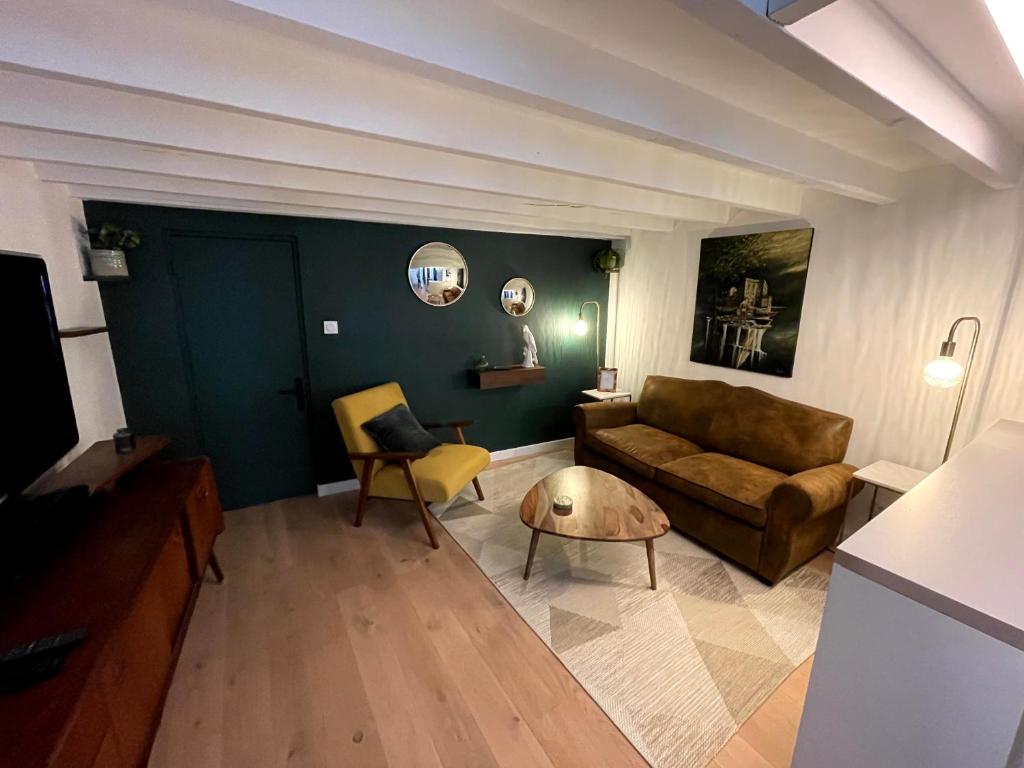 波尔多Charmant et spacieux studio (T1bis) - Bordeaux, Chartrons的客厅配有沙发和桌子