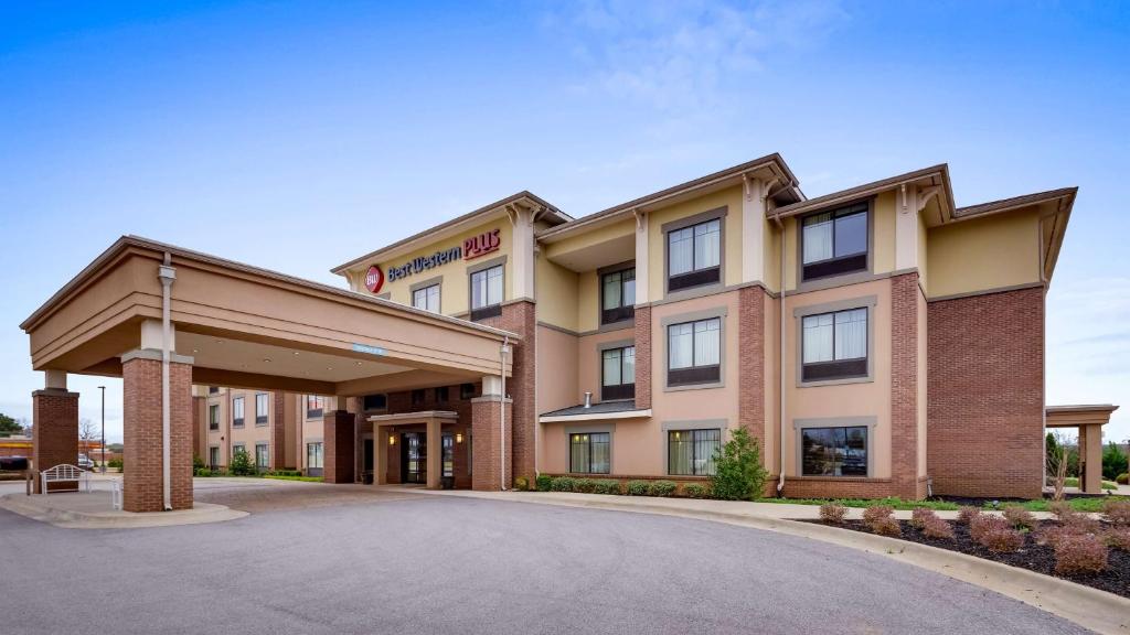 TuscumbiaBest Western Plus Tuscumbia/Muscle Shoals Hotel & Suites的停车场酒店 ⁇ 染