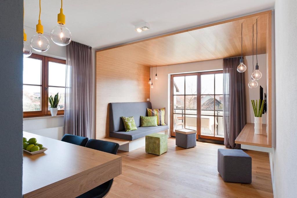 博登斯边的伊门施塔特玫瑰园酒店的客厅配有沙发和桌子