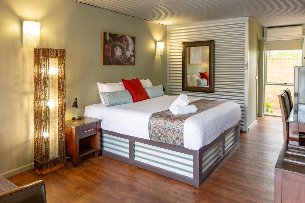 莫韦尔摩威汽车旅馆的一间卧室配有一张大床和镜子