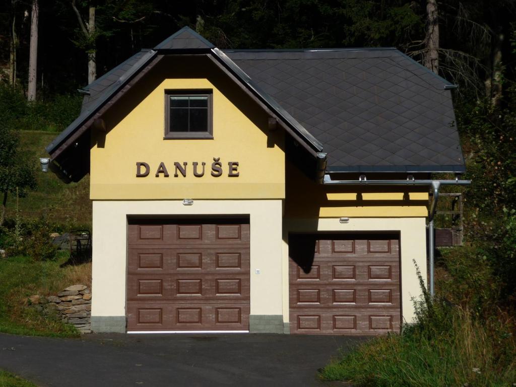 卢德维克夫Chata Danuše的带有舞蹈标志的车库