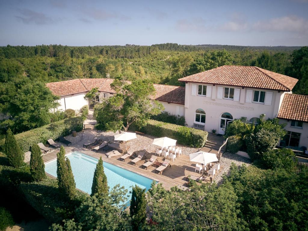 梅桑热Hotel La Maison de la Prade的享有带游泳池的房屋的空中景致