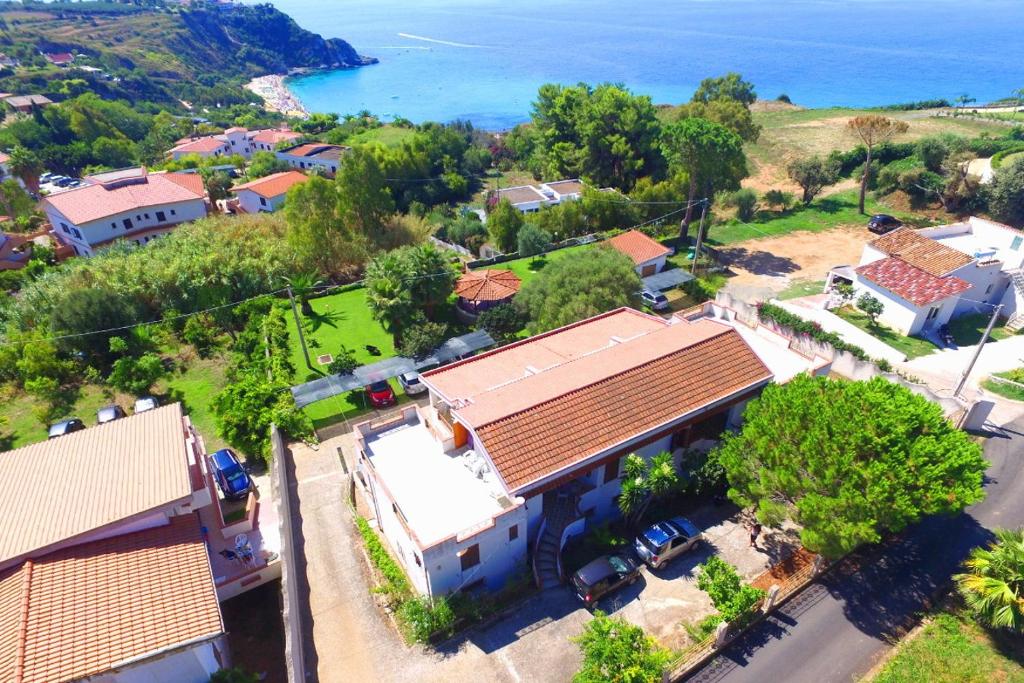 梵蒂冈角Villa Eulalia的背景中海洋的房屋的空中景观
