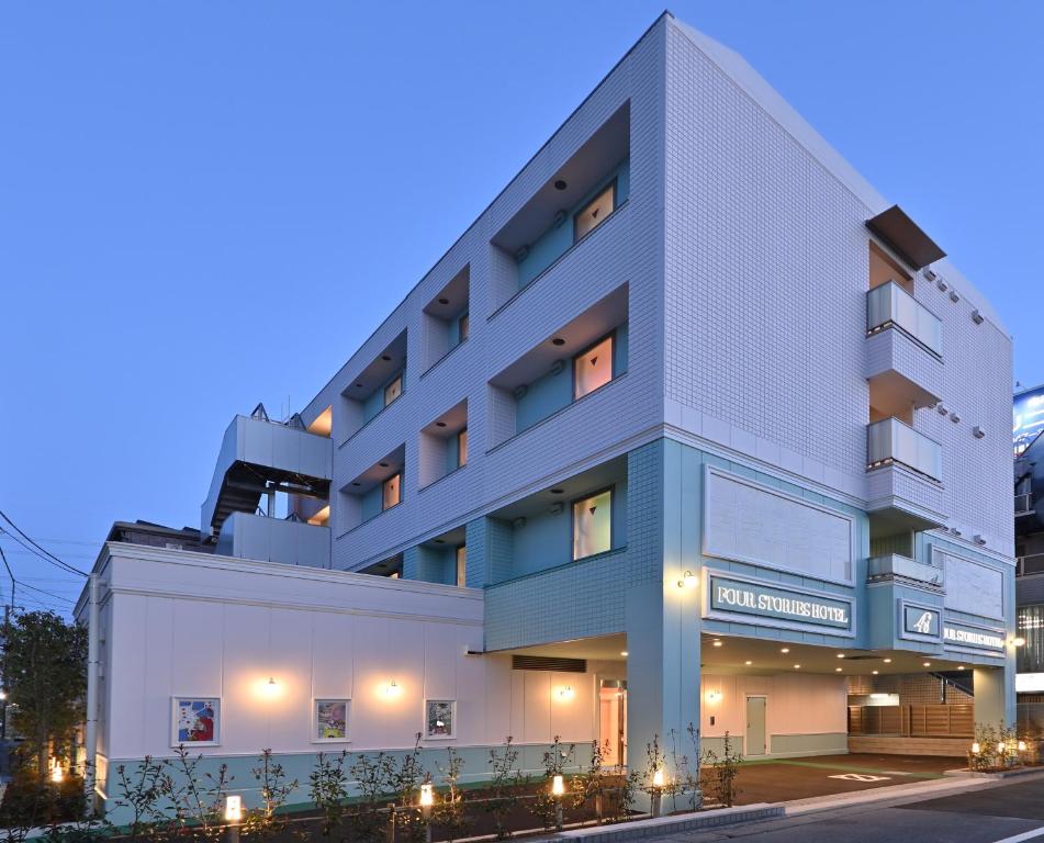 浦安Four Stories Hotel Maihama Tokyo Bay的蓝色的白色大建筑