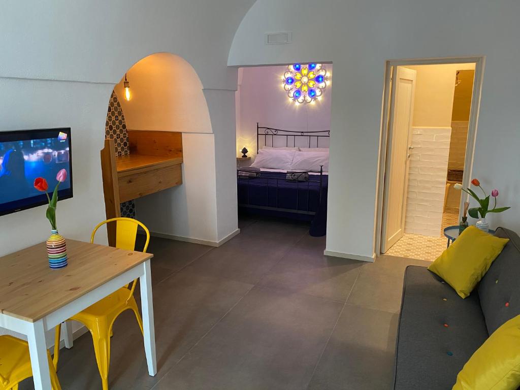 滨海波利尼亚诺Via Roma 181的客厅配有沙发、桌子和床。