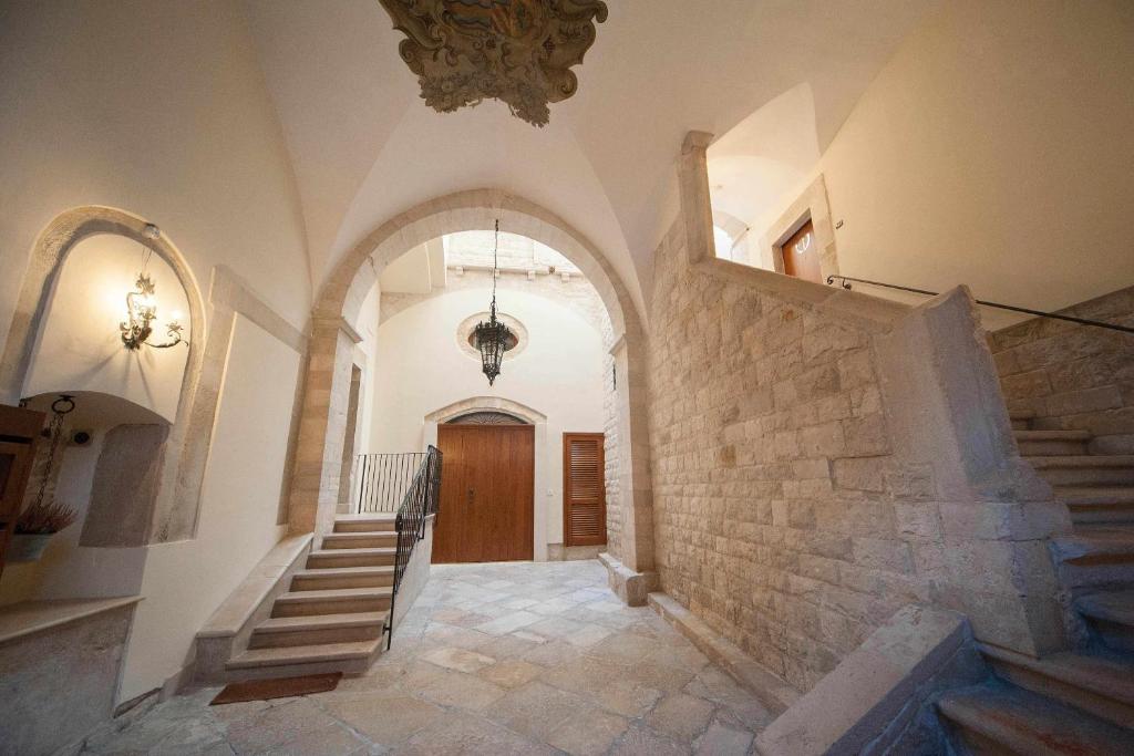 巴列塔Antica Dimora Luxury Rooms的楼梯和门的走廊