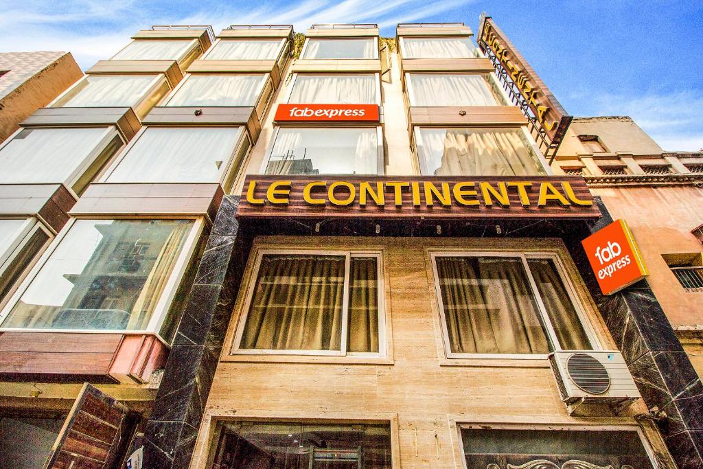 新德里FabExpress Le Continental的前面有标志的建筑