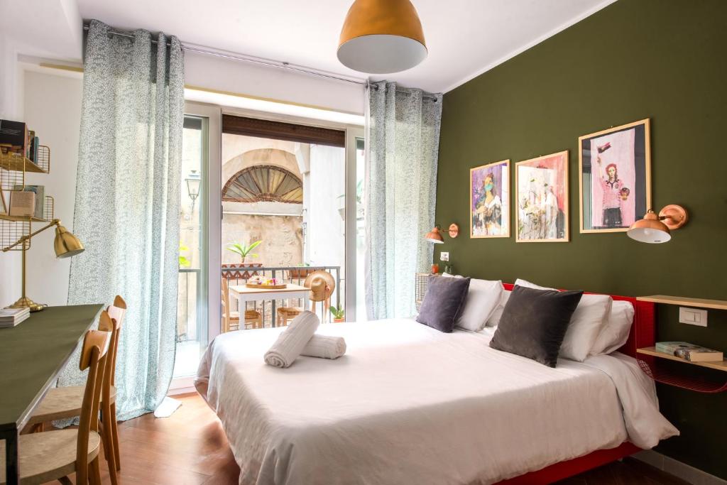 巴勒莫卡萨罗261号住宿加早餐旅馆的一间卧室设有一张大床和一个窗户。