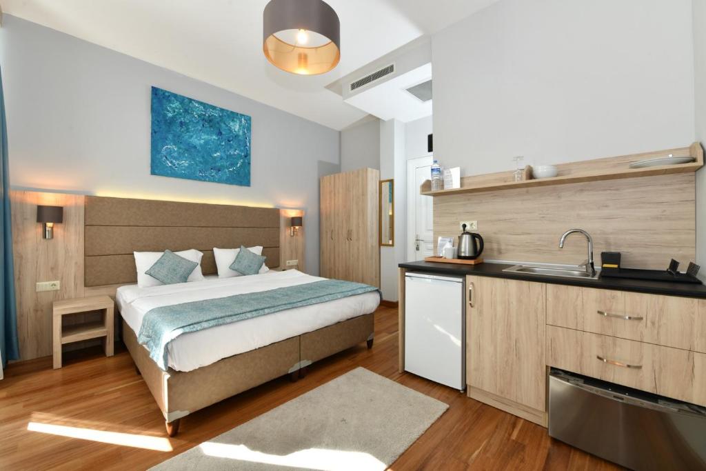 伊斯坦布尔Andi Hotel的一间卧室配有一张床和一个水槽