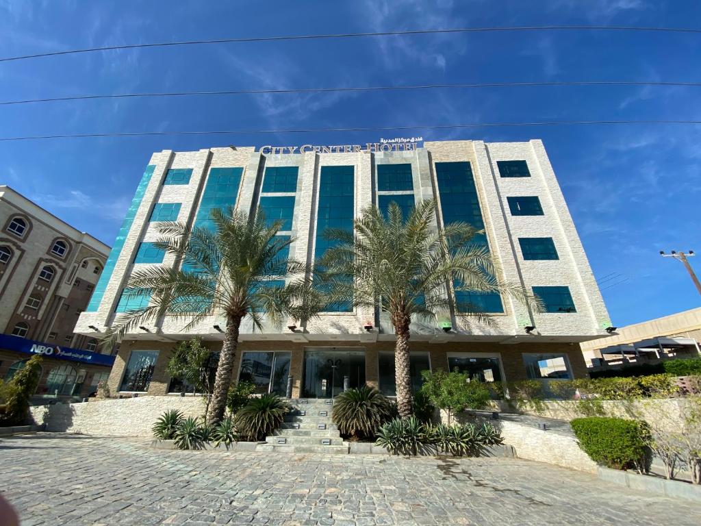 Mawāliḩ城市中心酒店的一座棕榈树建筑