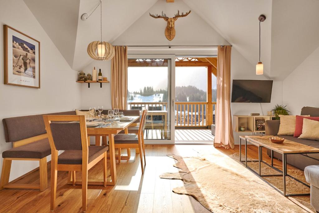 陶普利茨die Tauplitz Lodges - Mountain view Lodge A11 by AA Holiday Homes的客厅设有餐桌和沙发